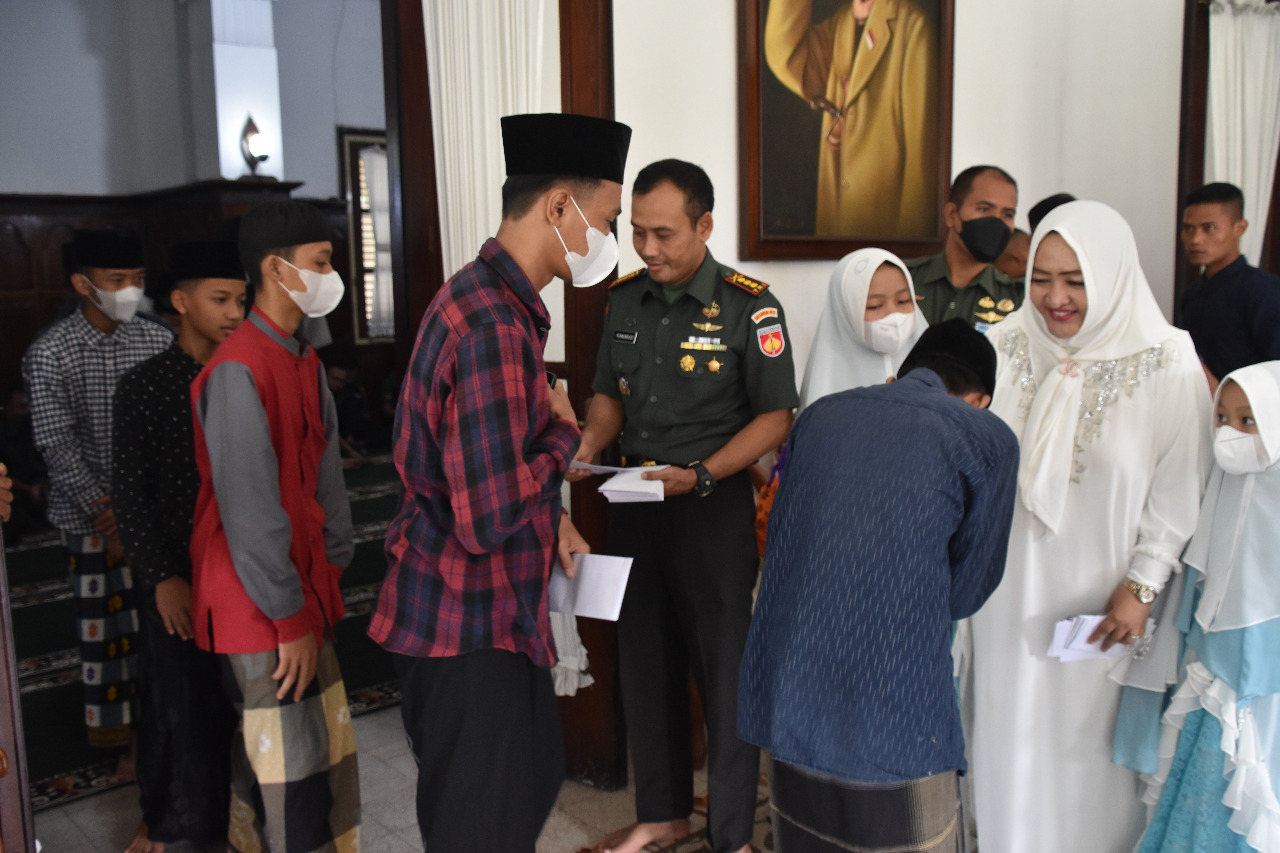 Sambut Lebaran Idul Fitri 1443 H, Danrem 073/Makutarama Berikan Santunan Kepada Anak Yatim